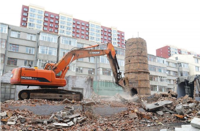 对集宁区交通家属楼院内废弃烟囱进行拆除