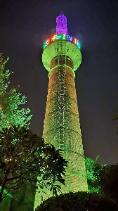 城市烟囱亮化效果